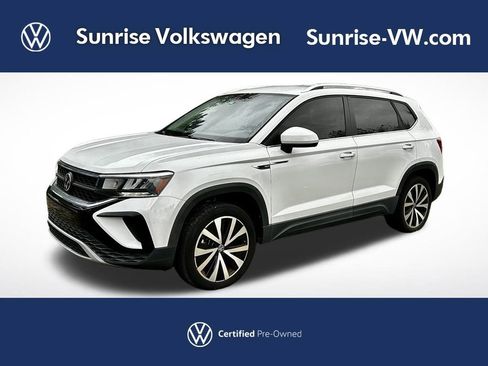 Used 2022 Volkswagen Taos SE image 1