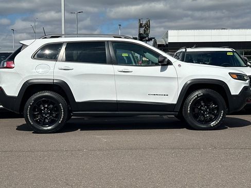Used 2019 Jeep Cherokee Trailhawk AWD/4WD image 3