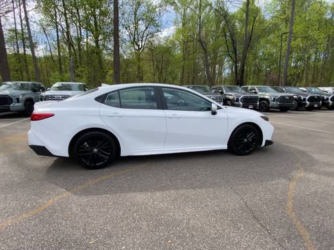 Used 2025 Toyota Camry SE FWD image 5