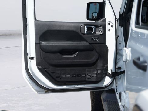 Used 2018 Jeep Wrangler Unlimited Sahara AWD/4WD image 30