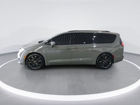 Used 2020 Chrysler Pacifica Touring-L Plus w/ S Appearance Package FWD image 5