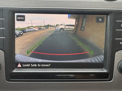 Used 2017 Volkswagen Golf SE w/ Driver Assistance Package FWD image 4