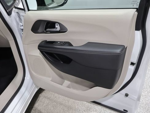 Used 2024 Chrysler Pacifica Touring-L FWD image 24