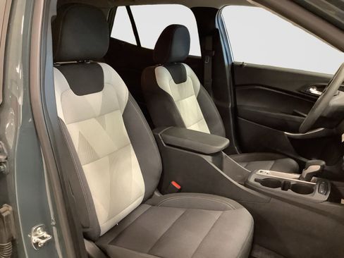 Used 2025 Chevrolet Trax LS w/ LS Convenience Package FWD image 14