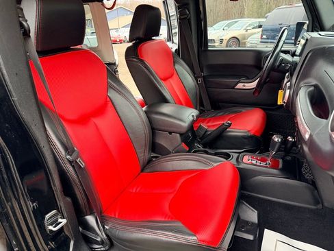 Used 2013 Jeep Wrangler Unlimited Sahara image 26