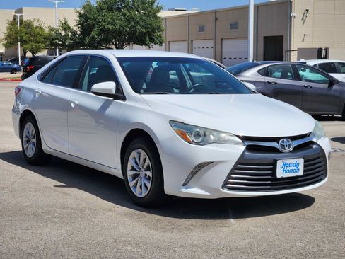 Used 2015 Toyota Camry LE FWD image 3