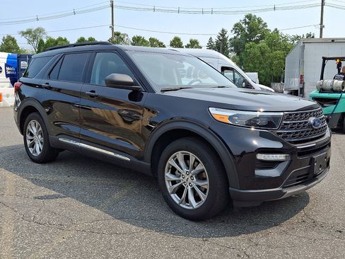 Used 2023 Ford Explorer XLT w/ Equipment Group 202A AWD/4WD image 3