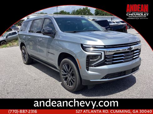 Used 2025 Chevrolet Suburban Premier AWD/4WD image 1