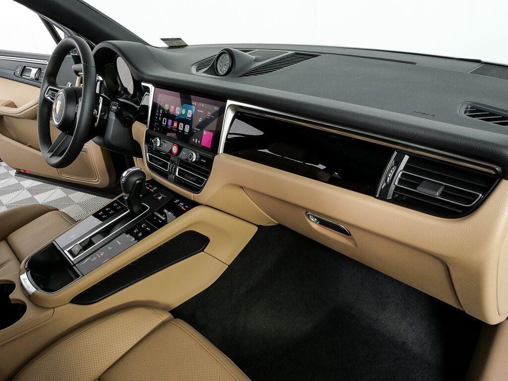 Certified 2026 Porsche Macan AWD/4WD image 24