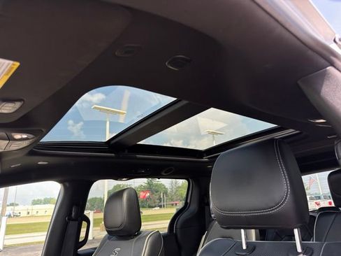 Used 2025 Chrysler Pacifica Limited FWD image 9