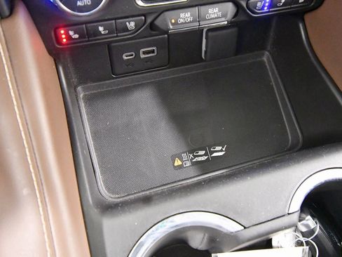 Used 2023 Chevrolet Suburban High Country image 28