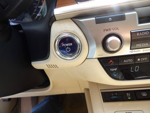 Used 2013 Lexus ES 300h w/ Luxury Pkg FWD image 13