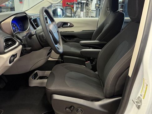 Used 2024 Chrysler Voyager LX FWD image 6