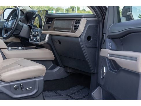 Used 2024 Ford Expedition Limited image 10