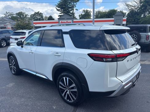 Used 2025 Nissan Pathfinder Platinum image 9
