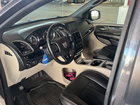 Used 2019 Dodge Grand Caravan SXT image 10