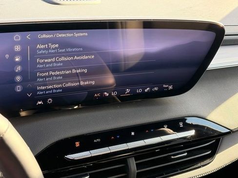Used 2025 Buick Enclave Preferred AWD/4WD image 20