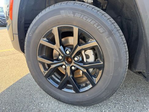 Used 2025 Jeep Grand Cherokee Altitude AWD/4WD image 7