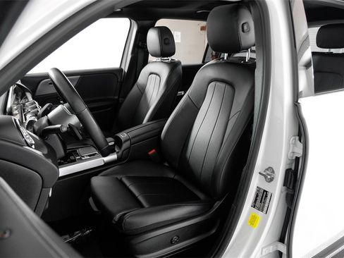 Used 2020 Mercedes-Benz GLB 250 w/ Premium Package image 34