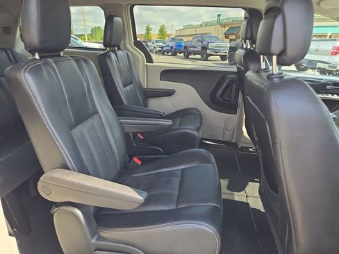 Used 2013 Chrysler Town & Country Touring FWD image 30