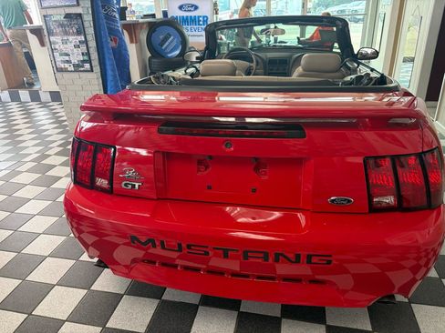 Used 2004 Ford Mustang GT RWD image 3