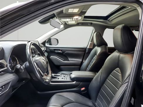Used 2023 Toyota Highlander XLE image 9