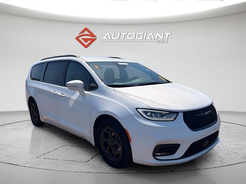 Used 2021 Chrysler Pacifica Touring-L w/ Uconnect Theater Family Group FWD image 8