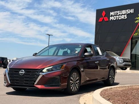 Used 2024 Nissan Altima 2.5 SV FWD image 8
