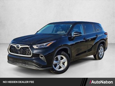 Used 2025 Toyota Highlander LE FWD image 1