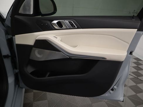 Used 2024 BMW X7 M60i w/ Executive Package image 27