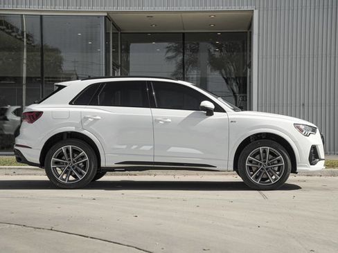 Used 2025 Audi Q3 2.0T Premium w/ Convenience Package image 4