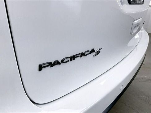 Used 2025 Chrysler Pacifica Limited FWD image 9
