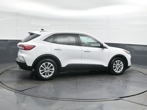 Used 2020 Ford Escape SE image 3