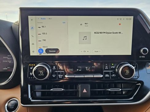 Used 2025 Toyota Highlander Platinum image 16