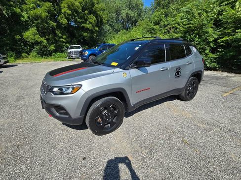 Used 2023 Jeep Compass Trailhawk AWD/4WD image 2
