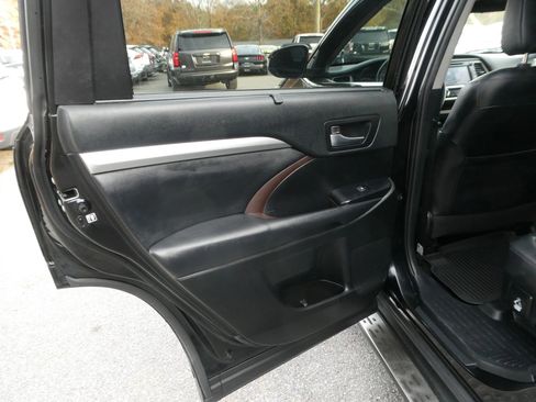 Used 2019 Toyota Highlander XLE image 31
