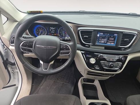 Used 2022 Chrysler Voyager LX image 10