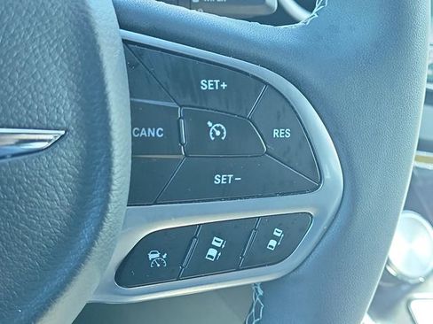 Used 2025 Chrysler Pacifica Select image 26