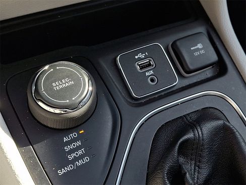 Used 2020 Jeep Cherokee Latitude Plus w/ Cold Weather Group image 23