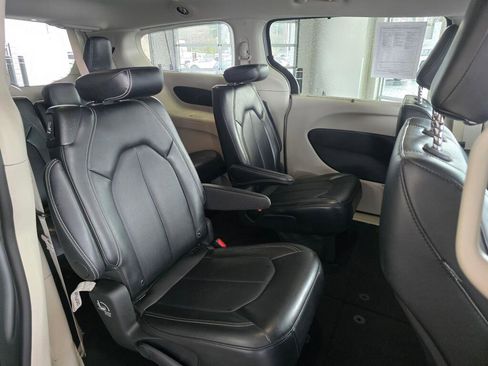 Used 2024 Chrysler Pacifica Touring-L image 40