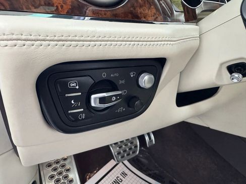 Used 2017 Bentley Bentayga image 38