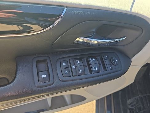 Used 2018 Dodge Grand Caravan SXT image 16