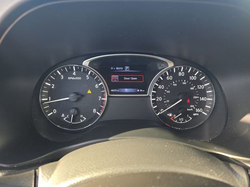 Used 2018 Nissan Pathfinder S image 16