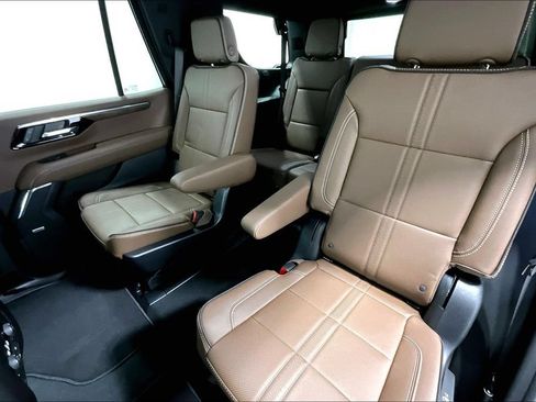 Used 2025 Chevrolet Tahoe High Country AWD/4WD image 31