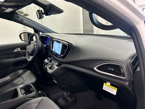 New 2026 Chrysler Pacifica Select image 35