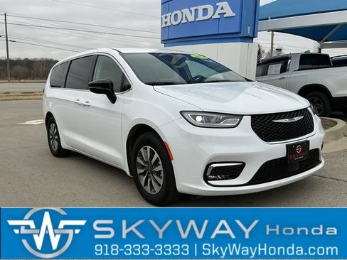 Used 2024 Chrysler Pacifica Select image 1