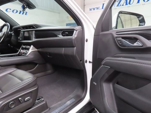 Used 2021 GMC Yukon XL Denali w/ Denali Premium Package image 28