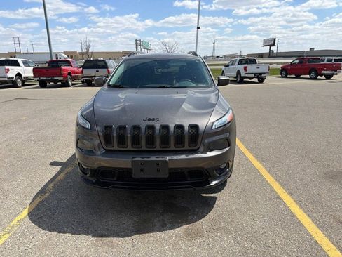Used 2018 Jeep Cherokee Latitude AWD/4WD image 2