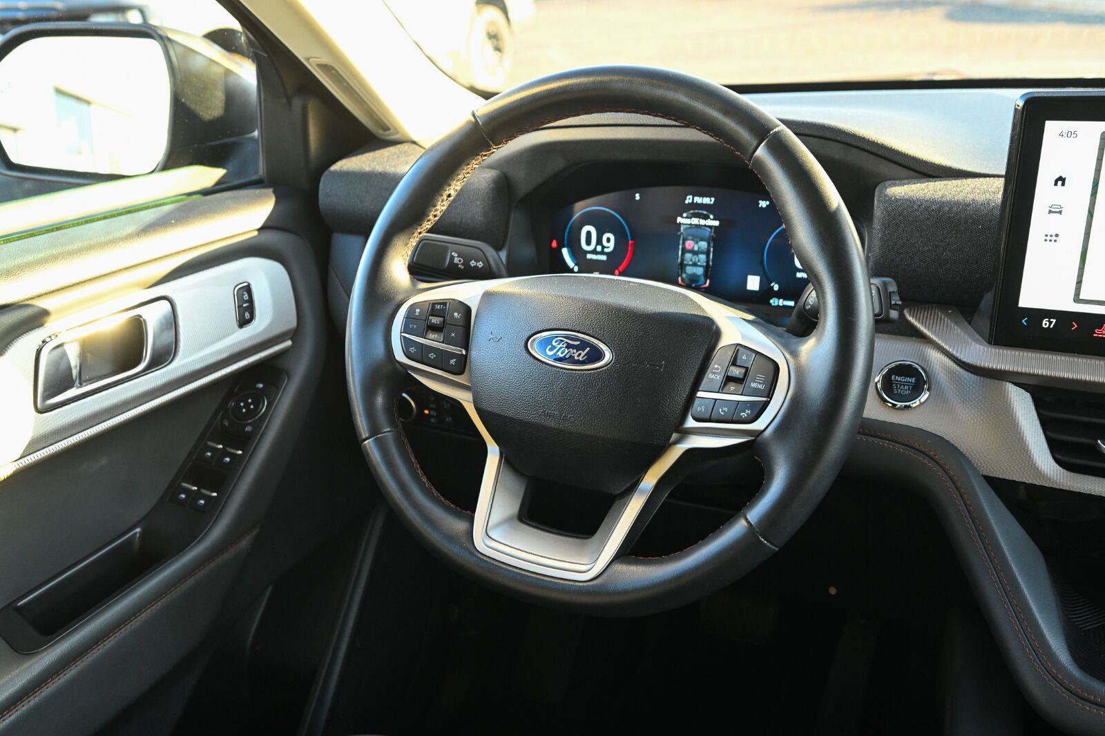 Used 2025 Ford Explorer Active AWD/4WD image 33