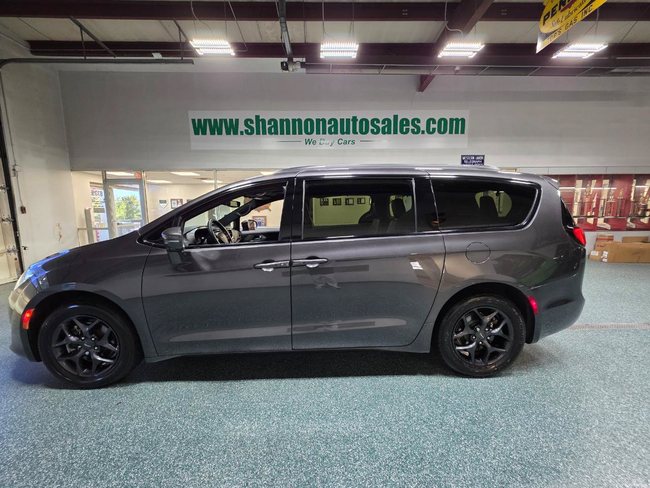 Used 2019 Chrysler Pacifica Limited w/ Advanced Safetytec Group FWD image 11